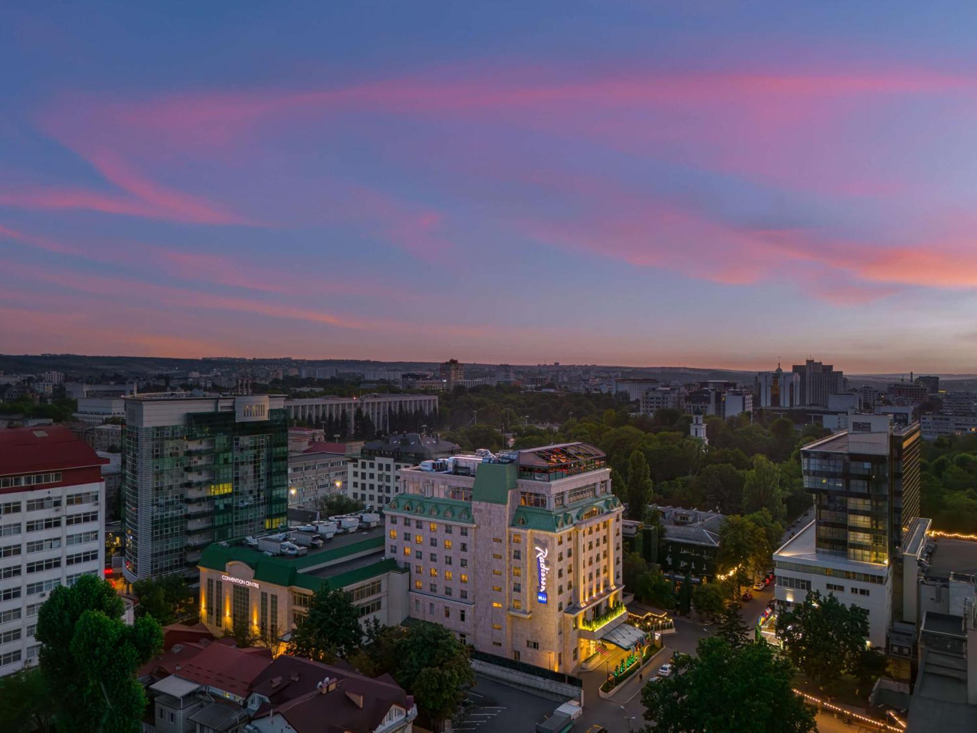 Radisson Blu Leogrand Hotel Chisinau Exterior photo